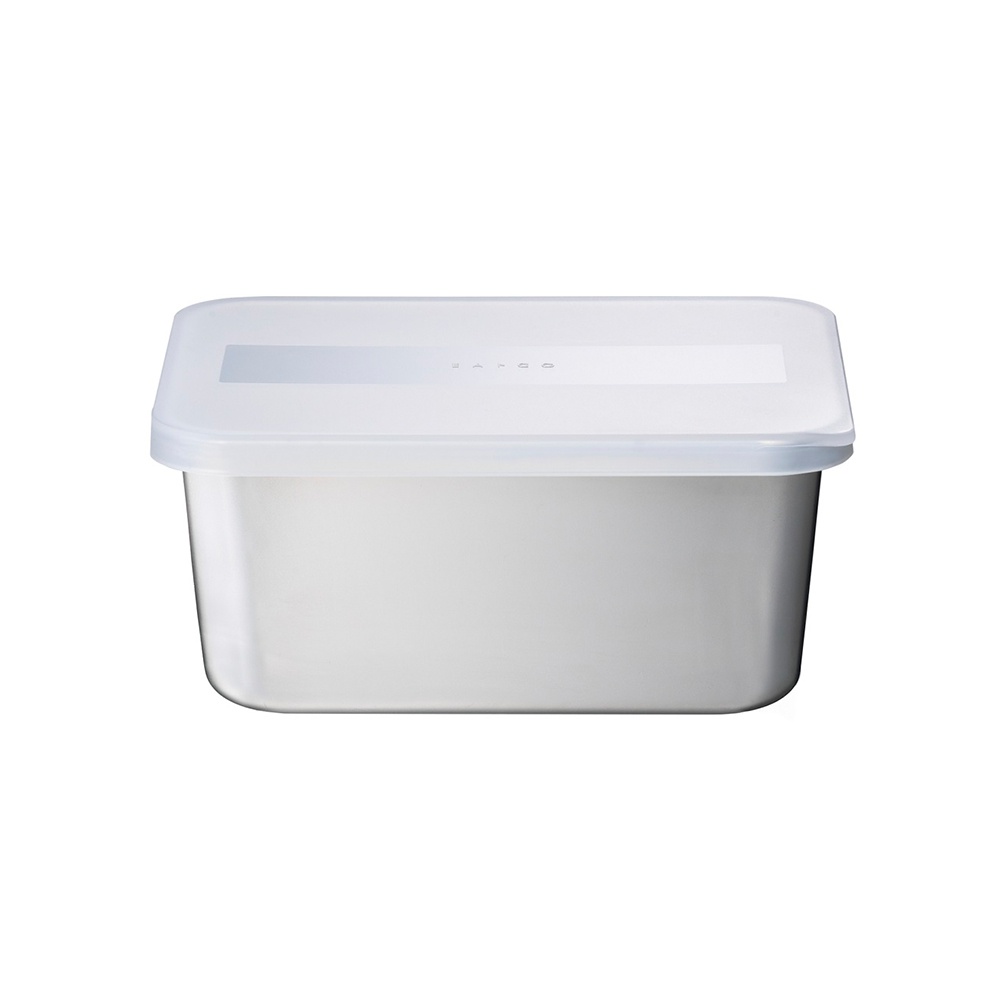 日本製白色食物儲存盒，採用半透明塑膠材質，盒蓋帶有標籤區域，整體設計簡潔。