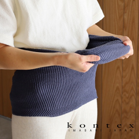 今治萬用彈性枕套，深藍色，羅紋編織，柔軟有彈性，展示產品的材質與穿戴方式。