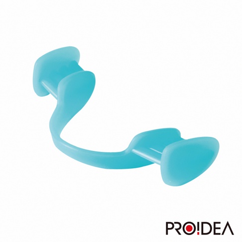 淺藍色軟性矽膠製成的睡眠防磨牙牙套，呈彎曲的U型設計，帶有兩個用於咬合的墊片。