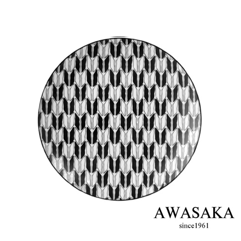 KOMON 和風料理盤，圓形陶瓷盤，黑色與白色相間的連續箭羽紋飾。