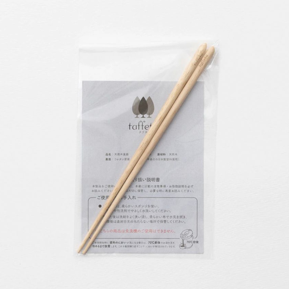 一雙長度約 21 公分的圓形楓木筷子，木質呈現天然淺棕色，表面有細緻的木紋，筷子上方印有品牌名稱。