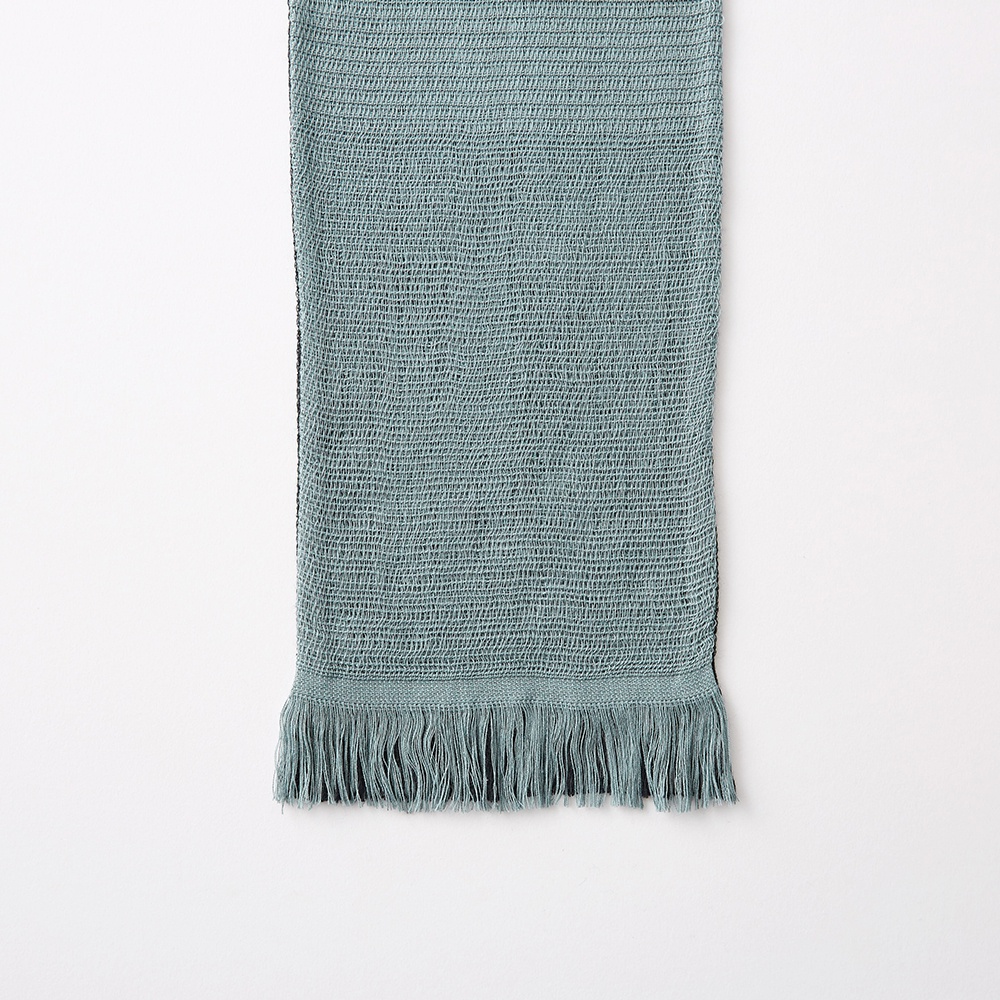淺藍色今治匹馬棉雙色圍巾，織紋細緻，帶有流蘇邊緣。