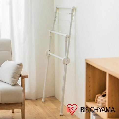 白色金屬材質的室內X型曬衣架，有兩層曬衣桿，結構穩固，適合居家使用。