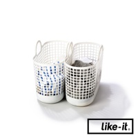 兩個白色網格狀手提式洗衣籃，其中一個籃子裡裝有藍白條紋衣物，另一個籃子裡裝有灰色織物。