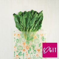 一疊新鮮的綠葉蔬菜（菠菜）置於一個半透明的環保鮮綠袋中，袋身印有綠色和橘色的蔬果圖案，如番茄、辣椒、南瓜、玉米、花椰菜等。