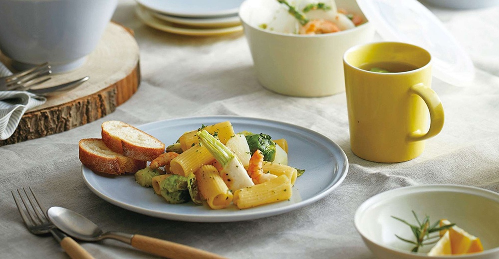 淺藍色美濃燒主菜盤盛裝著義大利麵、蝦仁與蔬菜，盤旁有烤麵包、湯杯與小碗。