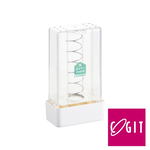 透明塑膠盒與白色底座組合的洗衣皂盒，內部有金屬彈簧和一塊黃色海綿，盒身印有綠色「uchi more LAUNDRY」標誌。