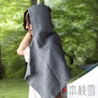 日本桃雪品牌標誌旁有淺灰色連帽浴巾，模特穿著白色T恤，背景是綠意盎然的樹林。