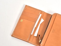 カードポケットの下の収納スペースは、レシートを入れたり、ここにもカードを収納したり自由にお使いいただけます。