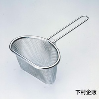 不鏽鋼製的長柄濾網，網孔細密，鍋狀網籃設計，帶有方便懸掛的長把手，呈現銀色金屬光澤。