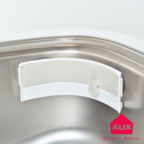 AUX 廚餘架安裝在廚房水槽邊緣，防止廚餘溢出。