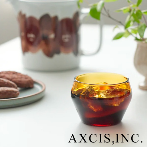 LAGOM 清透復古圓潤玻璃杯，琥珀色，盛有冰塊和深色飲品，杯身呈現圓潤的曲線。