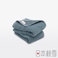 今治柔絨細膩快乾吸水毛巾，展示的是一疊兩件組的毛巾，呈現灰藍色調，材質觸感細膩，毛圈蓬鬆，頂部毛巾上可見品牌標籤。