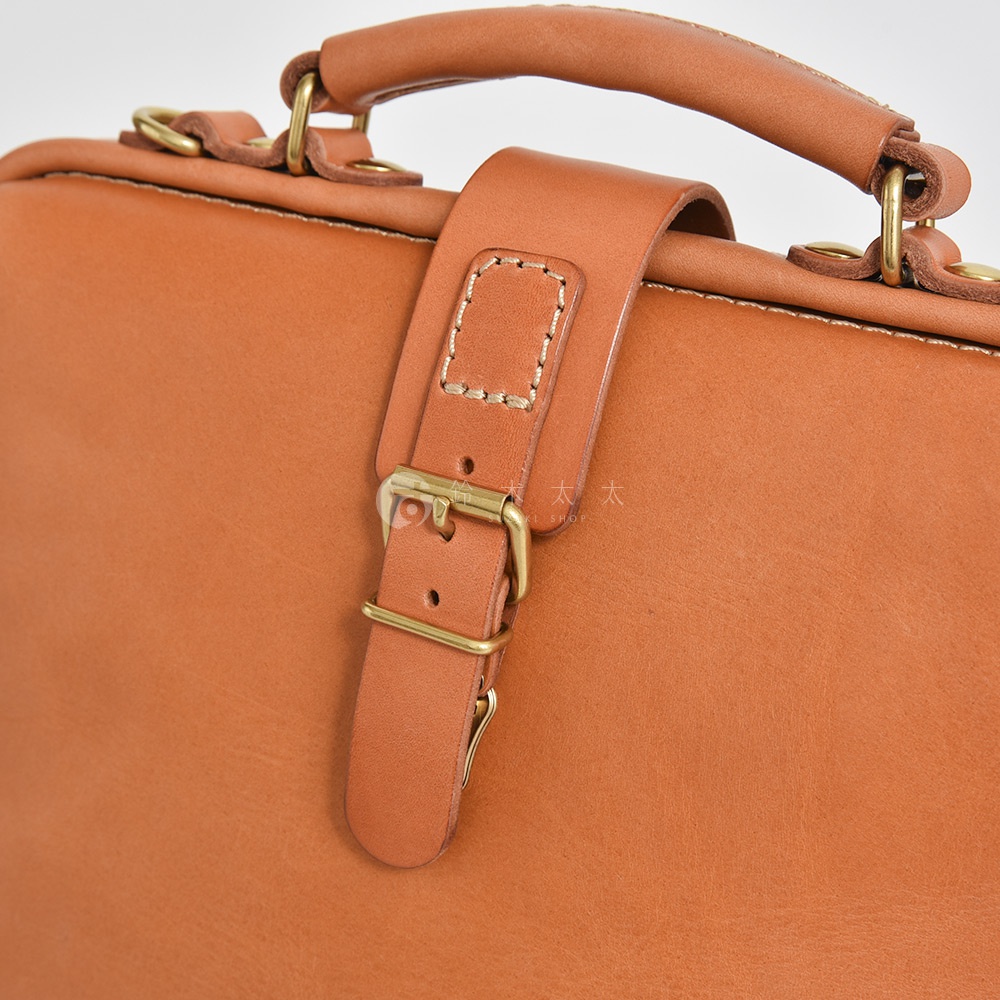 職人手作皮革迷你軟皮杜勒斯包，經典棕色，配有黃銅扣環和縫線細節。