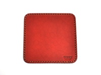 紅色皮革印章墊板，表面光滑，邊緣以深色線縫合，右下角壓印有「HERZ」品牌標誌。