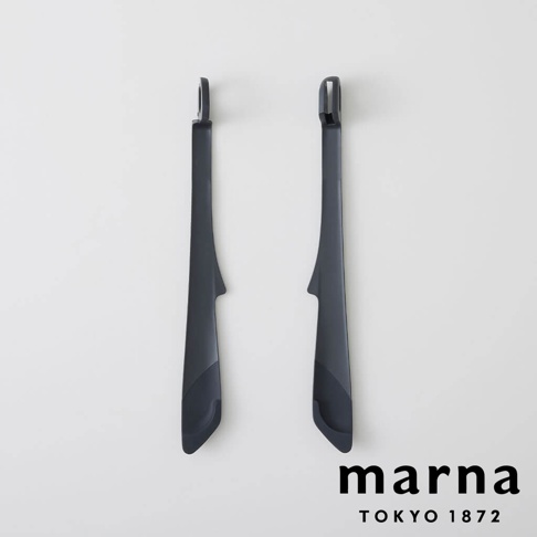 MARNA TOKYO 1872 兩個黑色食物夾，垂直放置於淺色背景上。