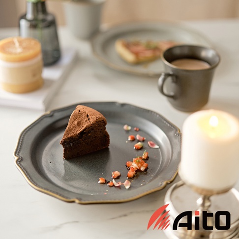 Aito Stitch 美濃燒金彩浮雕經典餐盤，擺放著一塊巧克力蛋糕、幾顆草莓丁和一杯咖啡