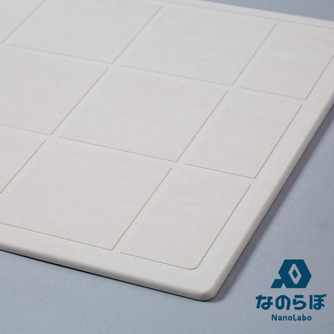NANOLABO 珪藻土瞬間吸水地墊，表面有方格紋理，右下角有品牌 Logo 和日文與英文名稱。