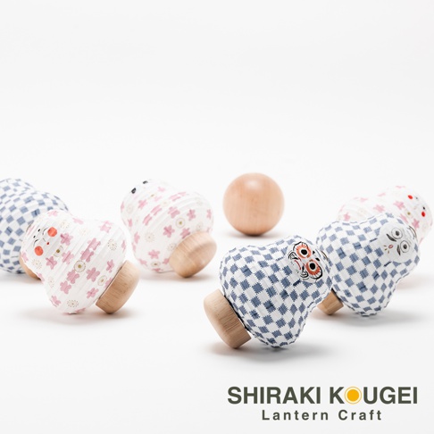 四個迷你達摩不倒翁裝飾提燈，有藍色格紋、白色印花圖案，並繪有達摩臉譜，底部為木質結構。