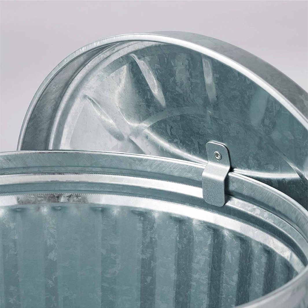 一個閃亮的金屬垃圾桶的蓋子，打開著，可以看到其內部。