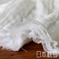 白色八層紗透氣被，材質輕柔，可見細緻的紗線編織紋理與毛邊，呈現蓬鬆的質感，適合居家使用。