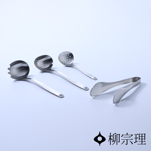 一組不鏽鋼廚具，包含一個有三個齒的叉杓、一個圓形湯勺、一個帶有圓孔的漏勺，以及一對帶有圓孔的夾子，皆為銀色金屬材質。