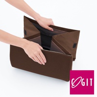 咖啡色網狀織物和防水布料製成的車內收納箱，由雙手展示其可折疊設計。