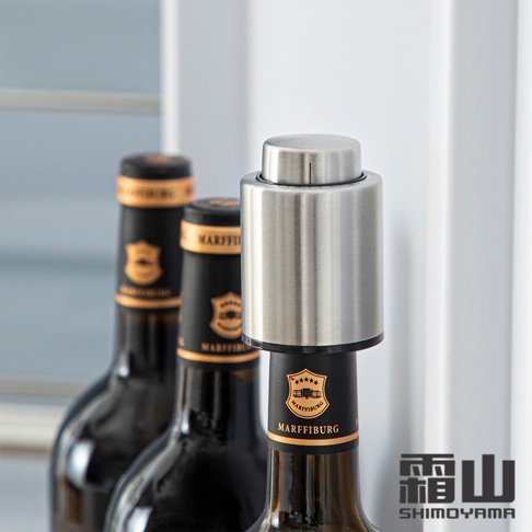 銀色304不鏽鋼真空酒瓶塞，頂部有時間紀錄刻度，緊密鎖住一瓶紅酒的瓶口，瓶身標籤為黑色，印有金色盾牌和文字。