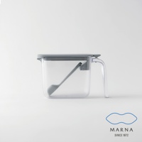 透明塑膠製的密封調味料盒，容量600ml，配有灰色蓋子和勺子，以及一個透明的提把。