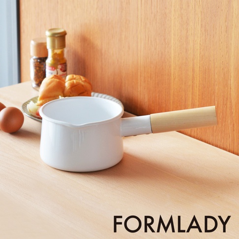 小泉誠 kaico 日製原木單柄琺瑯牛奶鍋，白色琺瑯鍋身搭配天然原木手柄，鍋緣有導流設計，適合加熱牛奶或醬料。