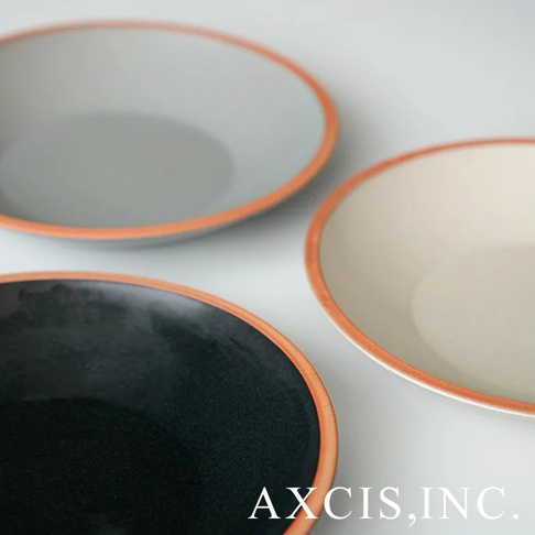 三款素燒陶瓷義大利麵盤，包含黑色、灰色與米白色，均帶有裸色陶瓷邊緣。