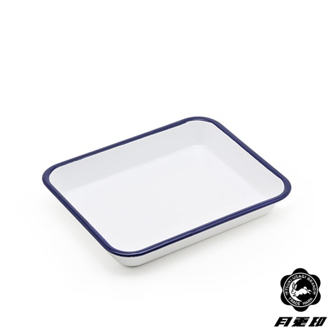 白色琺瑯材質的長方形調理盤，邊緣帶有深藍色滾邊，容量約為 1 公升，尺寸為 24.5 公分。