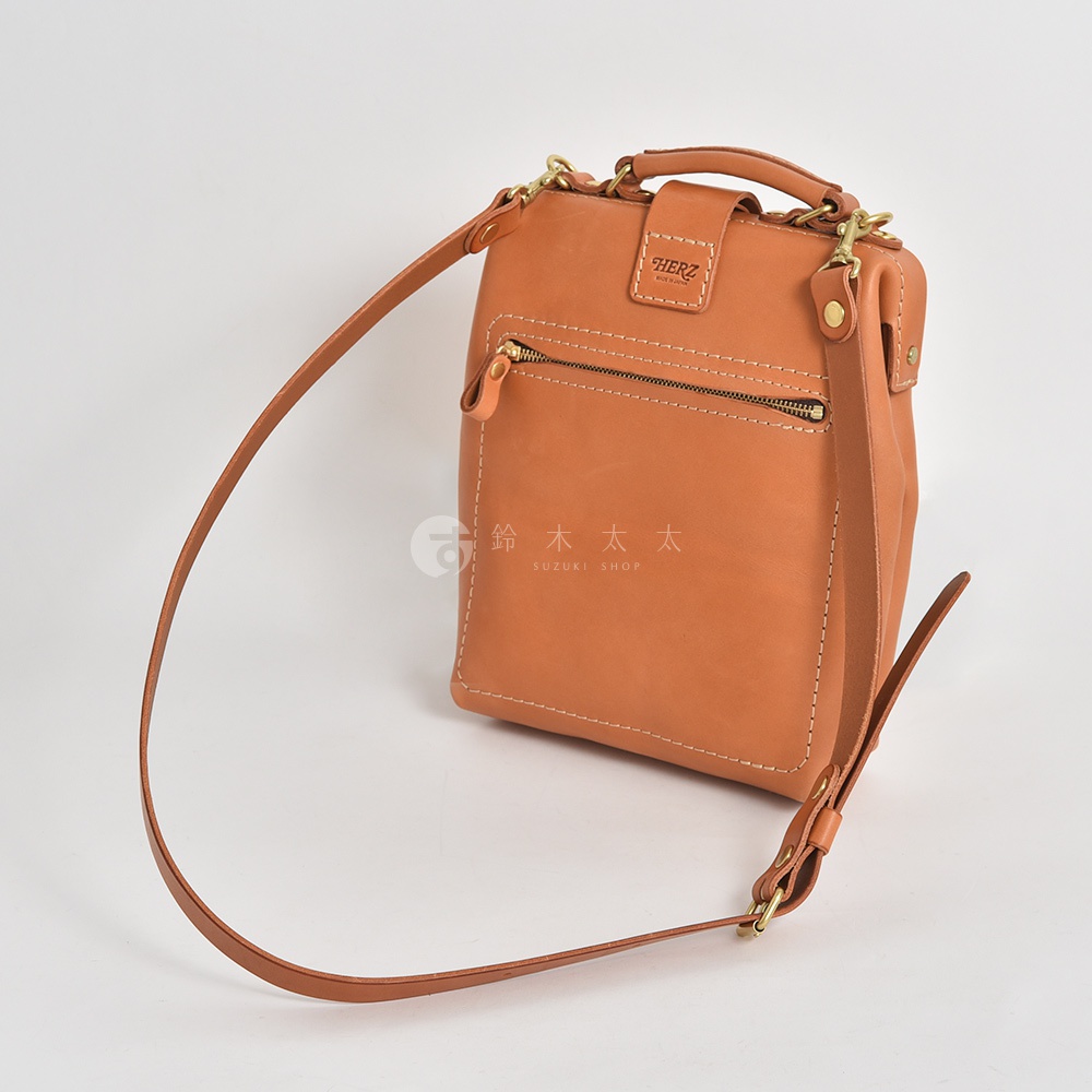 職人手作迷你軟皮杜勒斯包，天然鞣製皮革，淺棕色，帶有金屬拉鍊和肩帶。