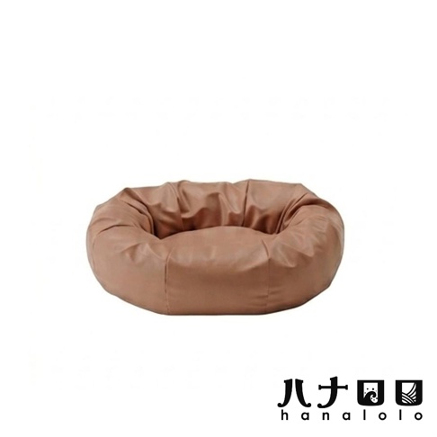 這是一款日本hanalolo品牌推出的M尺寸寵物懶骨頭，採用皮革材質製作，外觀呈現圓形凹槽狀設計，色調為溫潤的棕色，簡約的風格適合居家擺設，底部右下方印有黑色的品牌名稱與標誌。