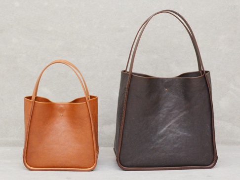 職人手作皮革Organ方形托特包 M，左為淺棕色，右為深棕色，兩款均為方形托特包設計，附有細長提把，皮革材質，簡約大方。