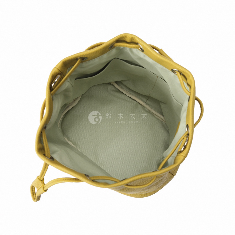 itten-itten BOLLA 義大利皮革束口水桶包 CITG-021，黃色，由上方視角拍攝，展示包包內部細節，印有 suzuki shop logo。