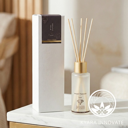 KYARA INNOVATE 的 Brown Diamond 室內擴香竹，搭配白色長方形外盒，放在大理石紋桌面上，營造精緻居家氛圍。