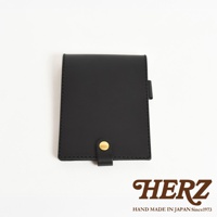 黑色職人手作皮革便利貼收納套，附有金色金屬按扣。此產品為簡約設計，適合收納便利貼。