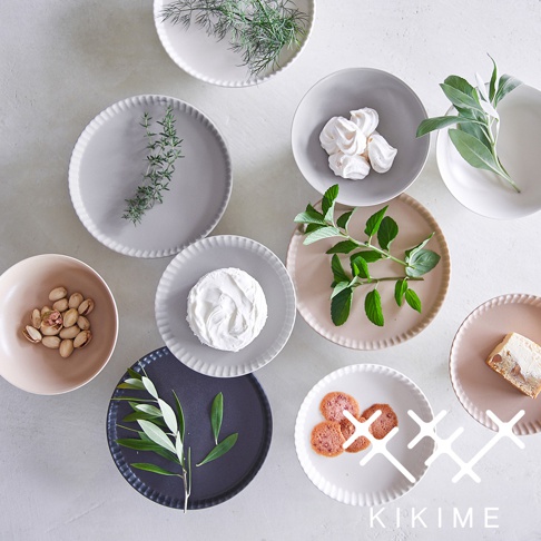 koudai 美濃燒高腳平盤，共四色，包括淺灰、灰、粉色與深灰。盤面有細緻的放射狀紋理，部分盤中盛有食材，如開心果、奶油起司、香料葉、蛋白霜、香腸片及蛋糕。