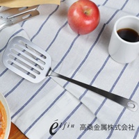 日製不鏽鋼輕薄煎匙，銀色，帶有長條狀的鏤空孔洞，適合煎魚或翻炒食物。