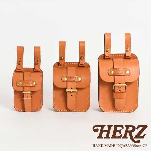 三款尺寸的職人手作皮革腰袋，皆為棕褐色牛皮材質，設計有雙皮帶扣環、皮帶及金屬扣環，正面中央壓印有品牌標誌。