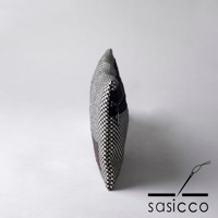 三河木綿刺子織文件收納包，側面展示，以黑白格紋圖案為主，搭配黑色拉鍊，材質為織物。