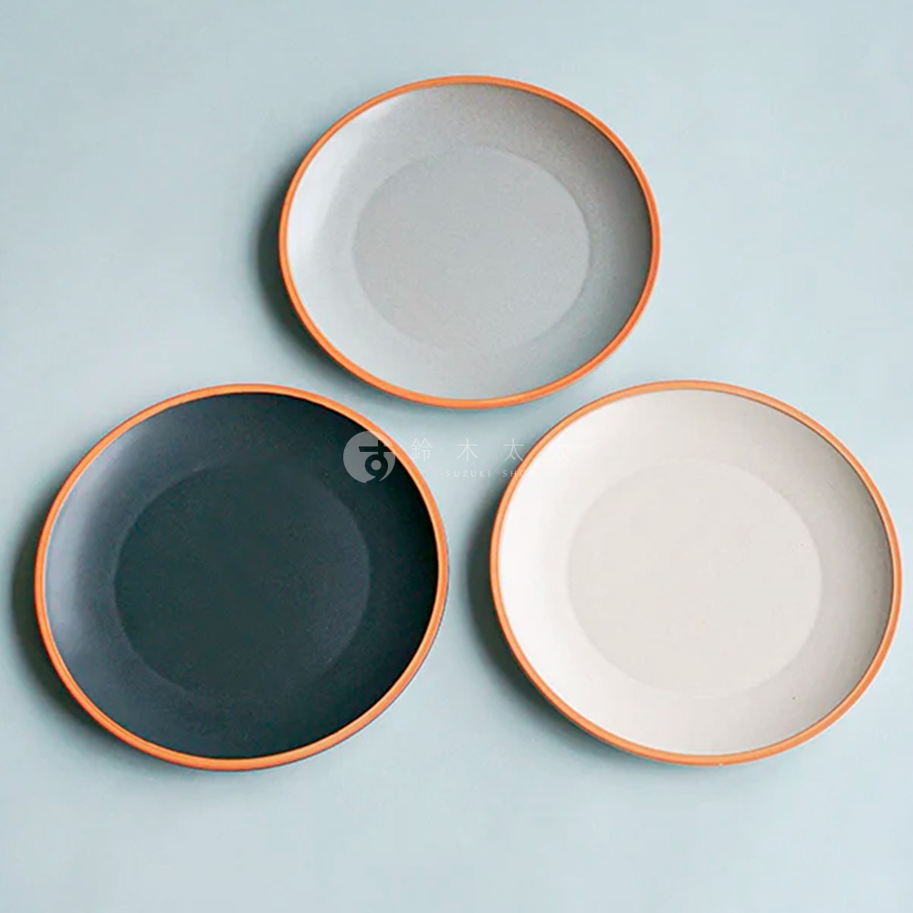 PURE 素燒百搭陶瓷主菜盤 M，共有灰色、黑色與白色三種顏色，盤緣帶有橘色細邊，為簡約的陶瓷餐具。