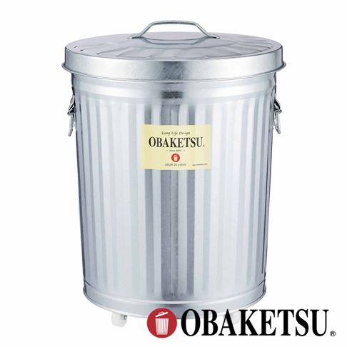 OBAKETSU 品牌手工製附輪垃圾桶，採用鍍鋅鋼板材質，表面帶有垂直條紋，配有金屬提把和兩個小輪子。
