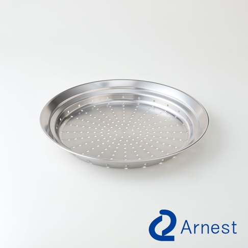 銀色不鏽鋼材質的圓形蒸盤，盤面佈滿細小圓形孔洞，邊緣有兩圈凸起，適合用於蒸煮食物。
