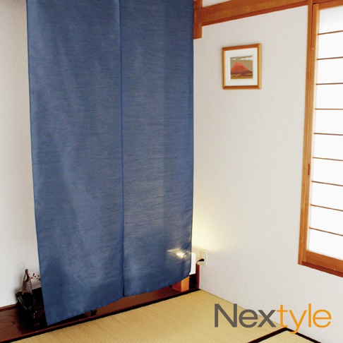 深藍色布製門簾，帶有細緻紋理，懸掛在日式房間門框上，旁邊有富士山裝飾畫與紙拉窗。