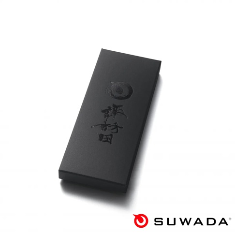 一個黑色長方形的禮盒直立放置於純白背景中，禮盒正中央印有黑色凸面質感的諏訪田品牌標誌與日文漢字，右下角則標註有紅色圓圈圖形與SUWADA品牌名稱。