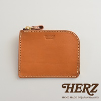 職人手作皮革L型拉鍊迷你短夾，以天然皮革製成，呈現溫潤的棕色調，搭配金屬拉鍊和精緻縫線，簡約而耐用。