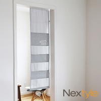 灰色布質口袋門簾，帶有白色英文文字「Let's take a break, Always be with you, Anyway, let's have fun」，並有數個透明網狀口袋設計。