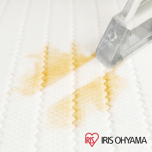 隨心無線織物清潔機 RNS-B200D 的白色主機，正清潔白色織物床墊上的黃色污漬。